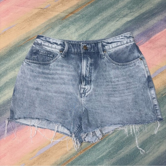Good American Good 90s Cut Off Jean Shorts Size 2 / 26 Medium-Light Wash - Picture 3 of 7